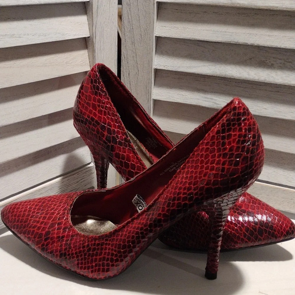 Mossimo Supply Co. Shoes - Vintage Dark Ruby Red Snake Print Pretty Stiletto Heels Women's Size 6